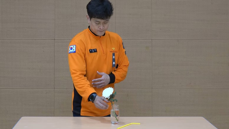 말 한마디 없이 '빨대' 뽑고 국화꽃…현직 소방관 뼈 있는 추모에 '울컥'