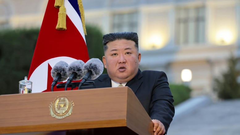 김정은, 단둥 항미원조기념관·자동차공장 방문…中 왕후닝 동행