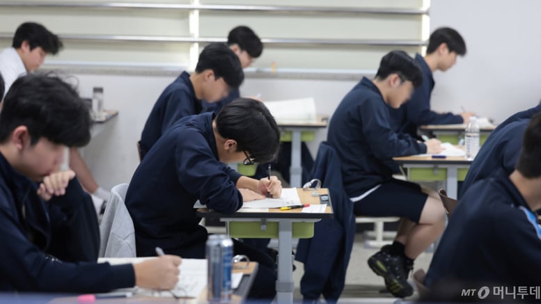 스마트안경 끼면 수능 3년간 못본다…형사 처벌 강화 추진