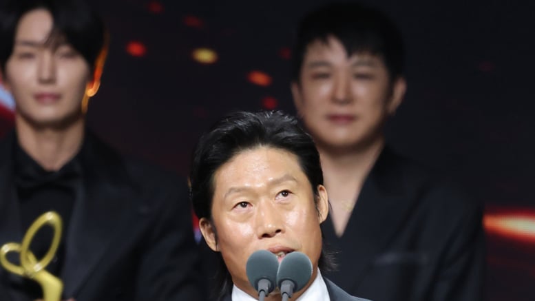 역사 논란 겪은 '암살자(들)' 손익분기점 돌파… 유해진은 대통령 표창