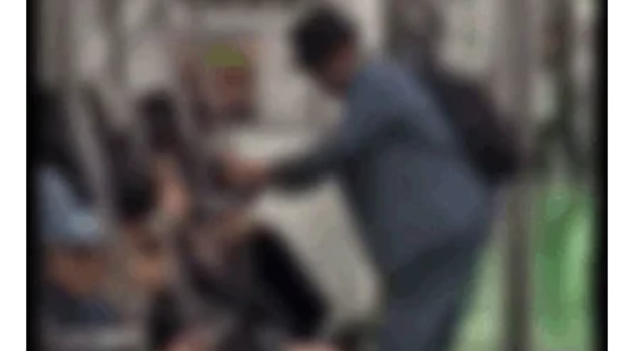 지하철 노약자석에 젊은 여성…끌어내자 발로 '퍽'[더영상]