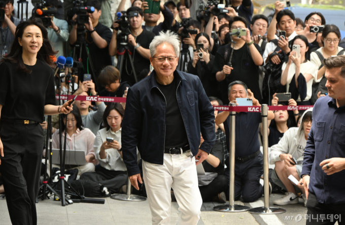 다시 한국 찾은 젠슨 황