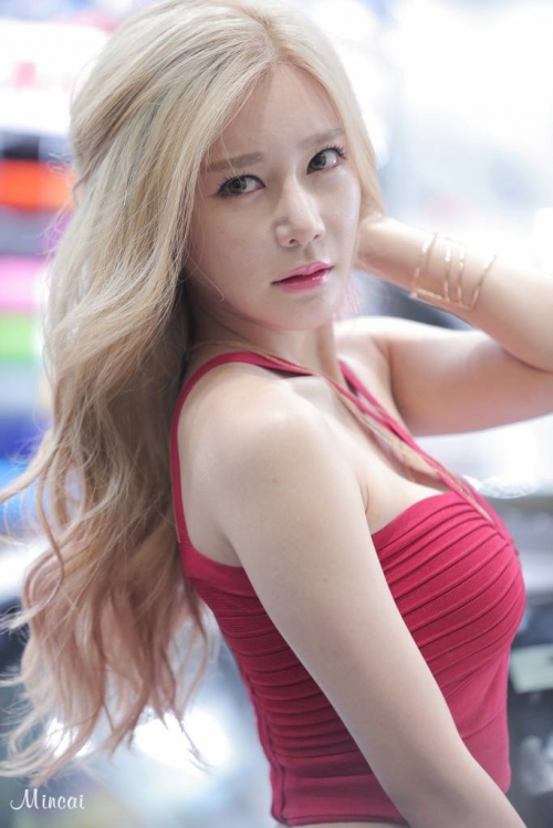 레이싱모델 한지은 아찔 힙라인 - 머니투데이