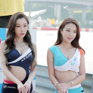 스쿠터 레이스 포즈취하는 모델